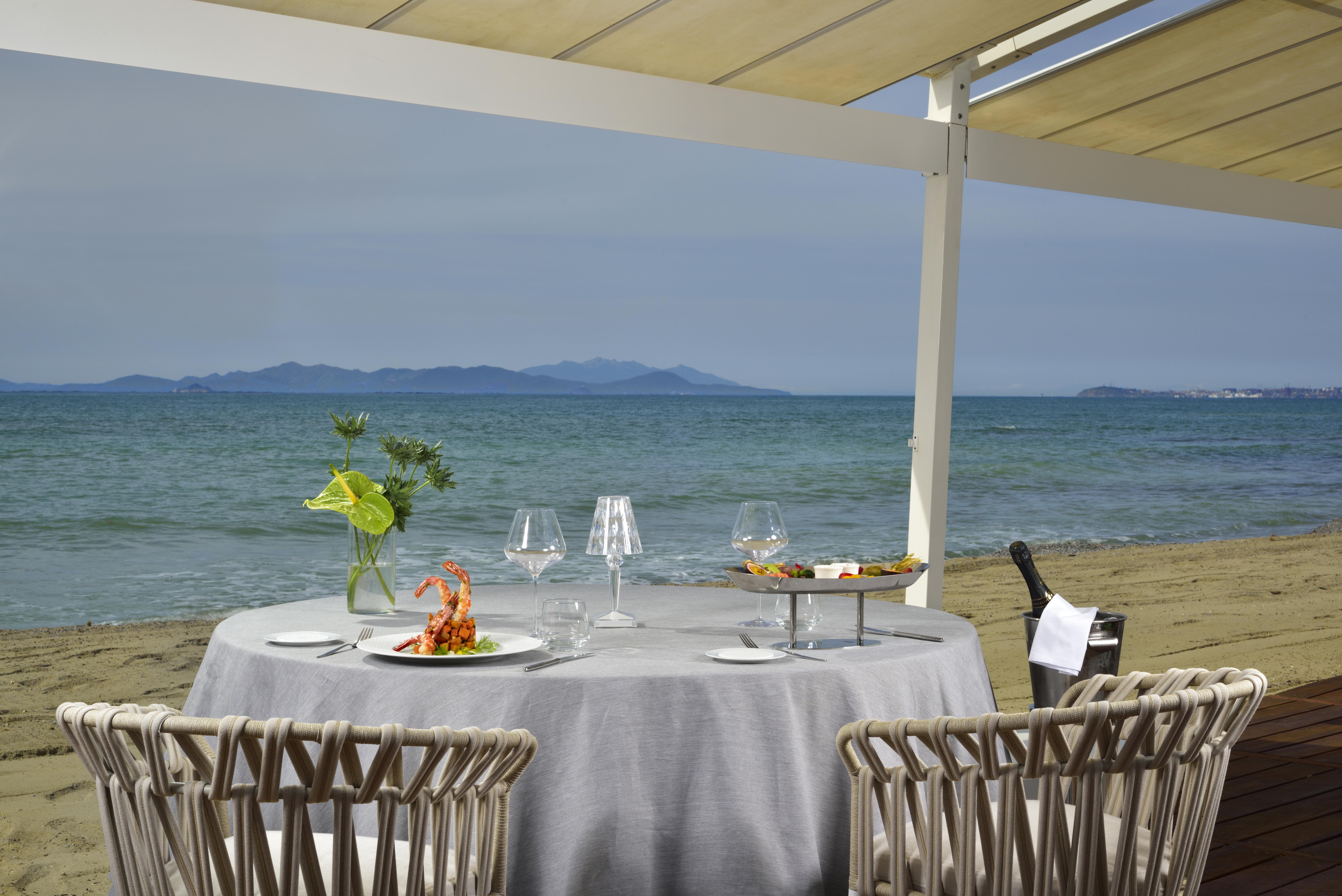 The Sense Experience Resort Follonica Esterno foto Beachfront dining at the resort