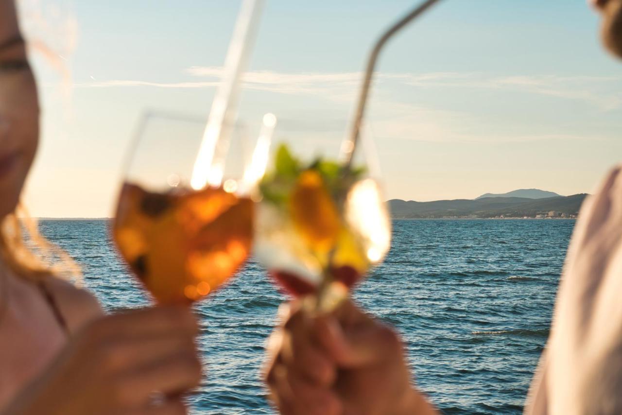 The Sense Experience Resort Follonica Esterno foto A glass of wine at the seaside